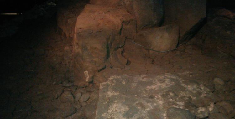 The oldest structure in Iceland. The white layer is the settlement tephra layer from ca 870. The turf wall is built before the eruption which produced the layer.