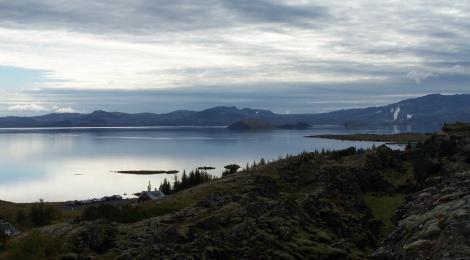 Thingvellir is right next to lake Thingvallavatn. The largest lake in Iceland. 