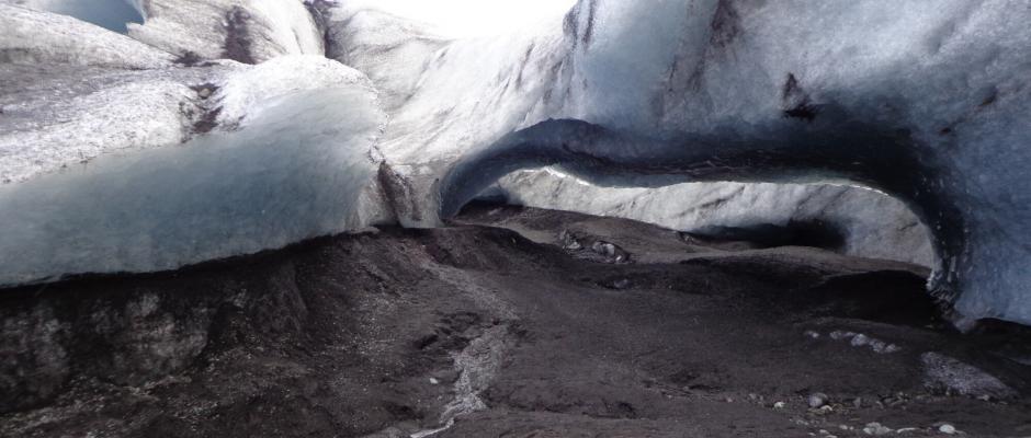 An ice roof at the edge of the glacier. Standing underneath it is dangerous. 
