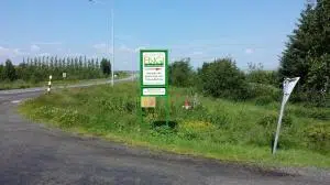 The sign towards the organic market and hedgerow market at Engi.