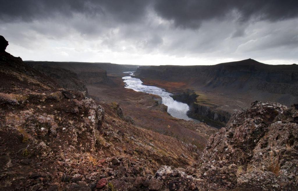 Hafragilsfoss flows downstream from Dettifoss.