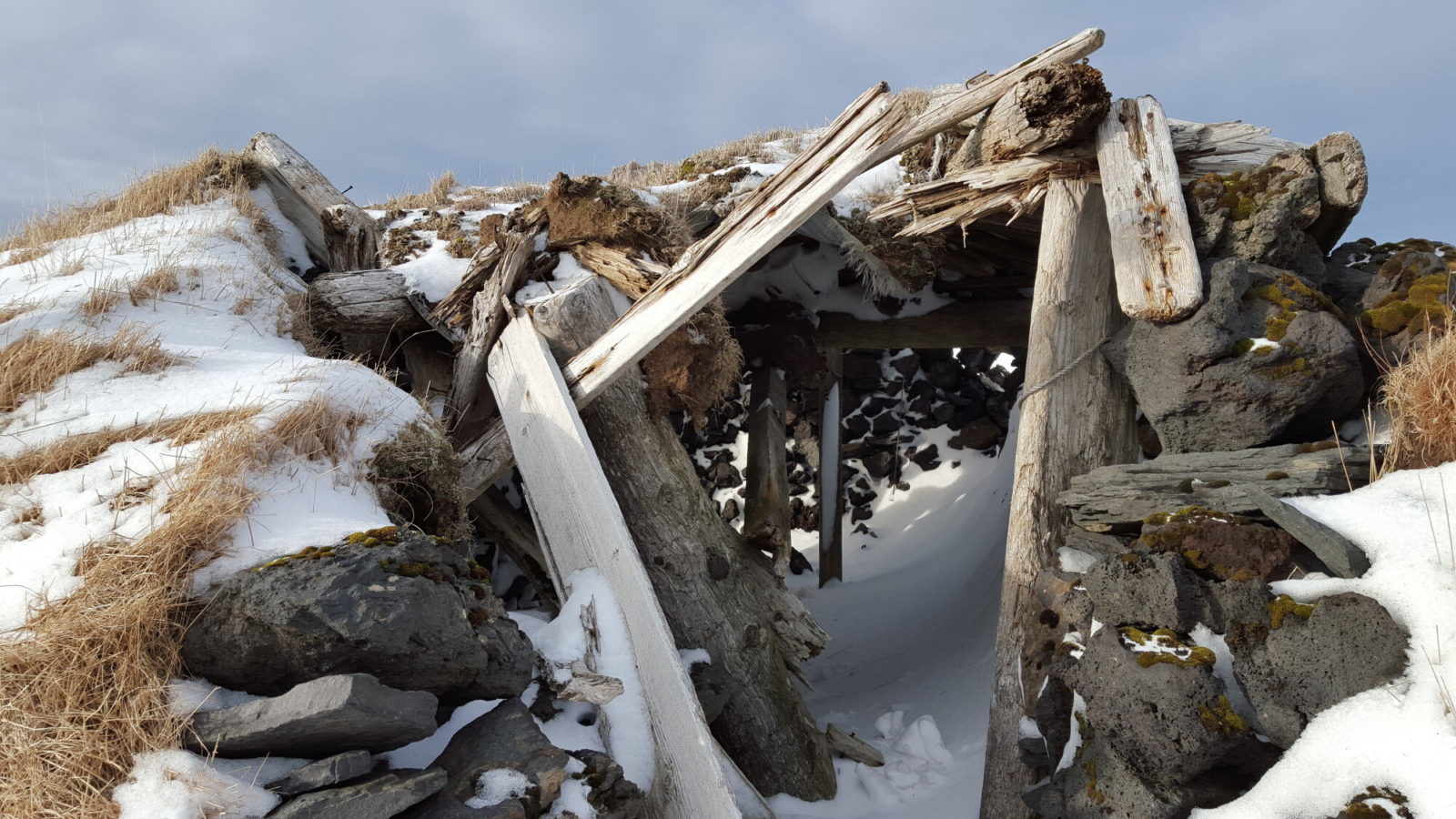 Remains of an old farm house. It is rare to see such ´whole´remains.