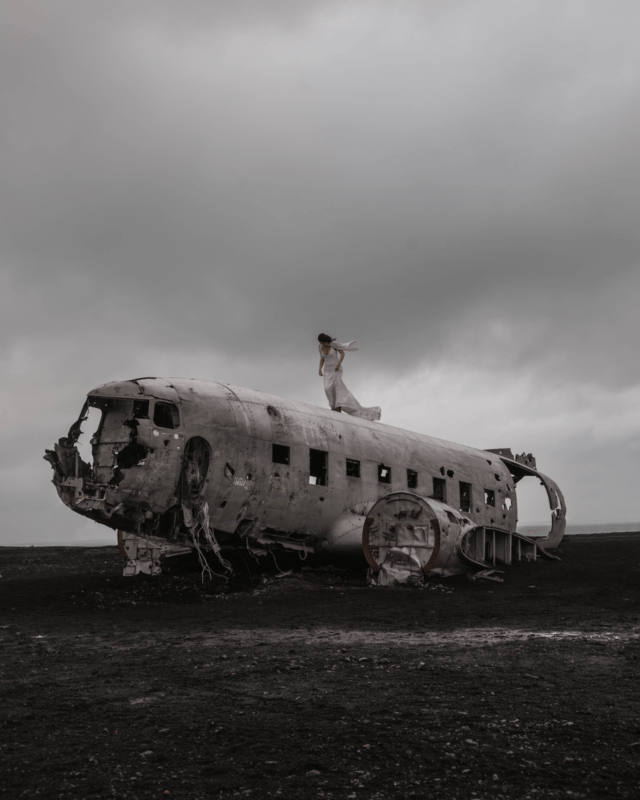 One of the participants dreamt to have photos of her throughout Iceland in her wedding dress. On Sorelle's tour this wish came true.