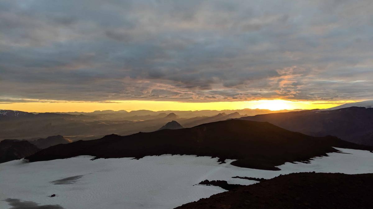 Hiking Fimmvörðuháls – go between glaciers