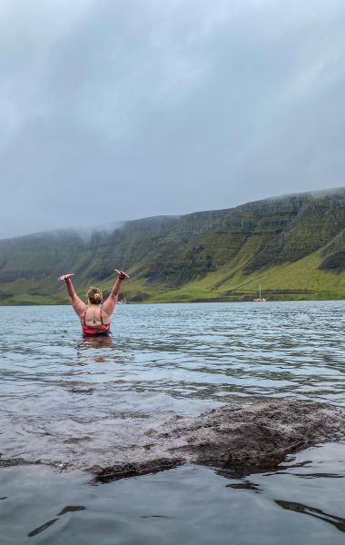 Jessica Poteet doing something I would never do: Going sea-swimming.