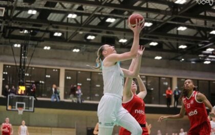 Paulina Hersler fights hard in the Lion's Den in Njarðvík.